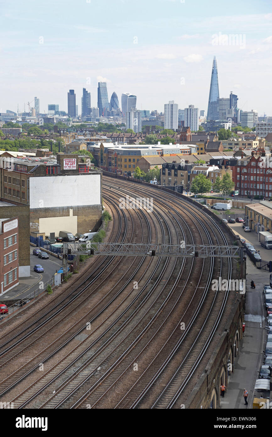 Leere Gleise in der Nähe von London Vauxhall Station mit der Skyline der City of London im Hintergrund Stockfoto