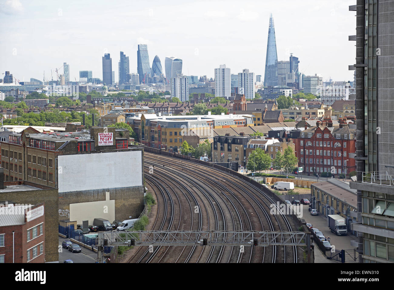 Schienen in der Nähe von London Vauxhall Station führt nach Waterloo mit der Skyline der City of London im Hintergrund Stockfoto