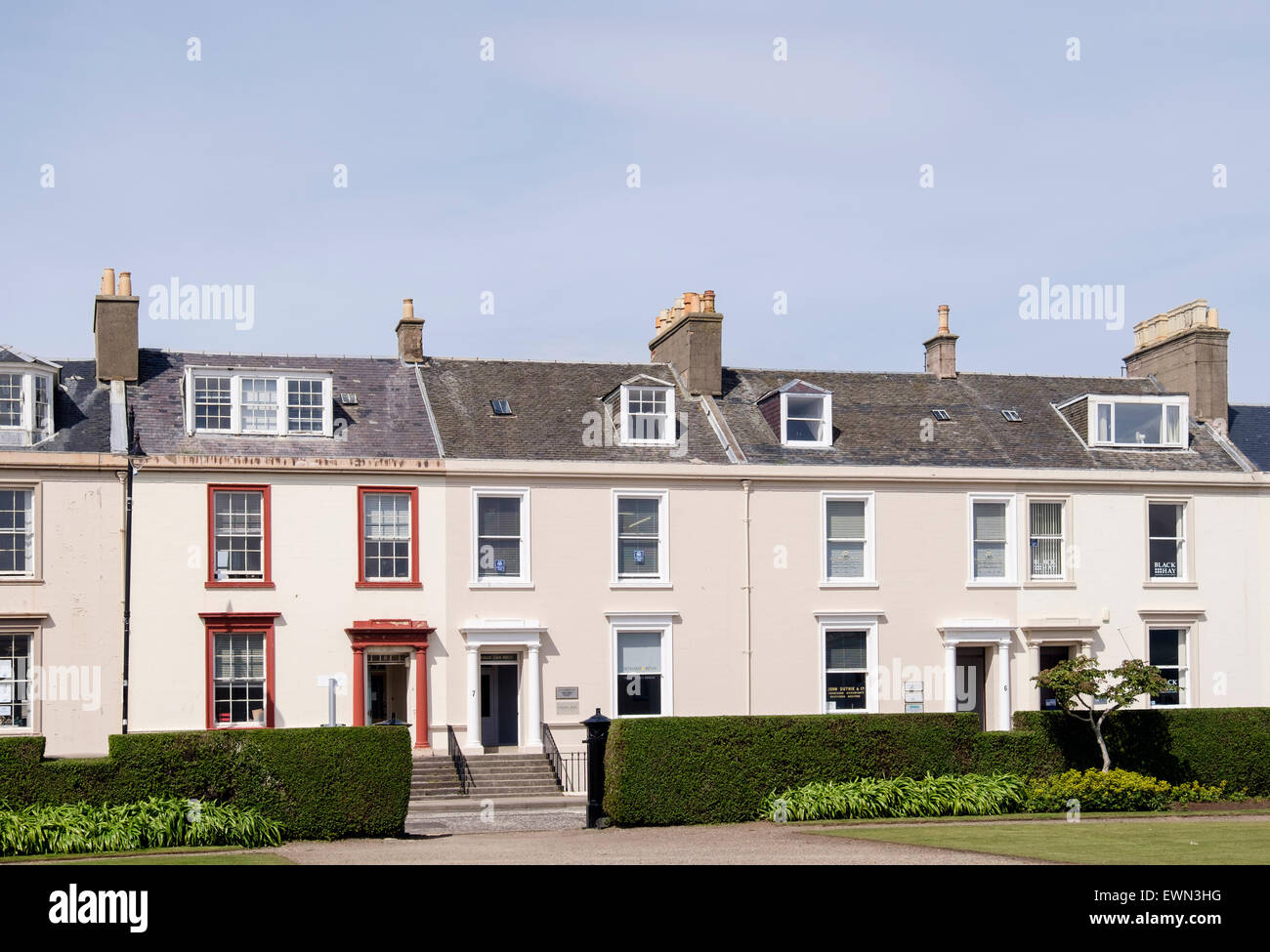 Alten Reihenhäuser verwendet jetzt für Unternehmen rund um Wellington Square, Ayr, South Ayrshire, Strathclyde, Schottland, UK, Großbritannien Stockfoto