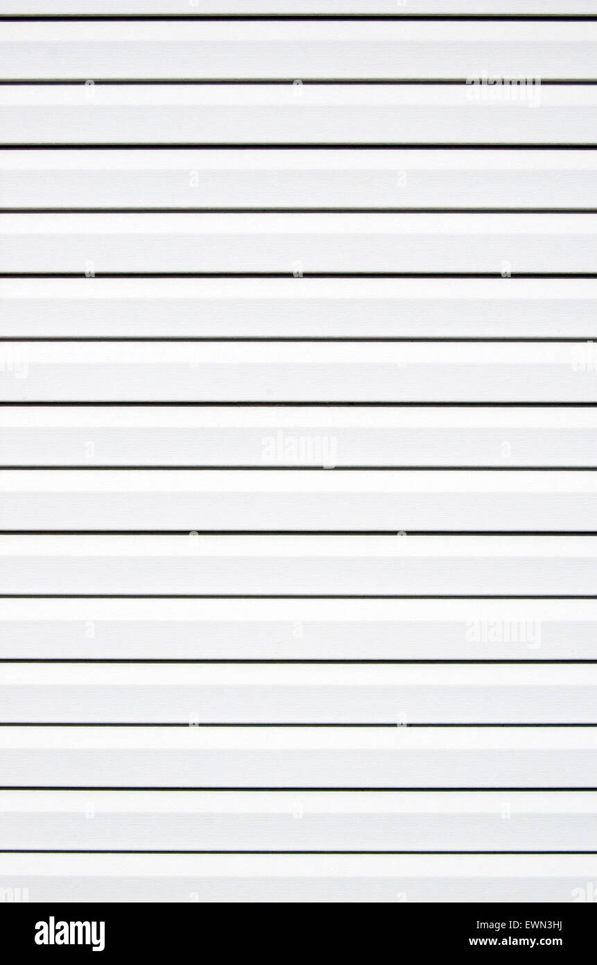 Weiße farbige Aluminium Abstellgleis auf Seite des Gebäudes. Vertikale erschossen Stockfoto