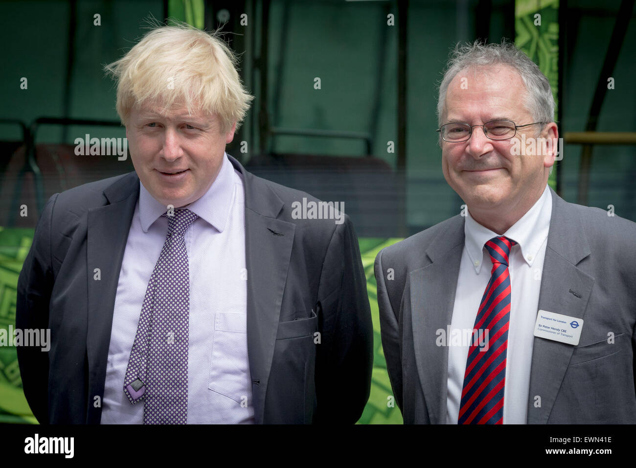 London, UK. 29. Juni 2015. Sir Peter Hendy CBE (R), Kommissar für Verkehr tritt Bürgermeister Boris Johnson (L) bei der Einführung einer Weltpremiere Null Emission elektrische Doppeldecker-Bus Testversion auf sauberen Bus Gipfel Rahmenkredit: Guy Corbishley/Alamy Live News Stockfoto