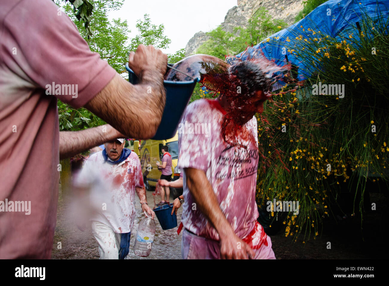 Riscos de Bilibio, Haro, La Rioja, Spanien. 29. Juni 2015. Nachtschwärmer in Haro Wein Schlacht jährlich am St.-Peter Tag statt. Stockfoto
