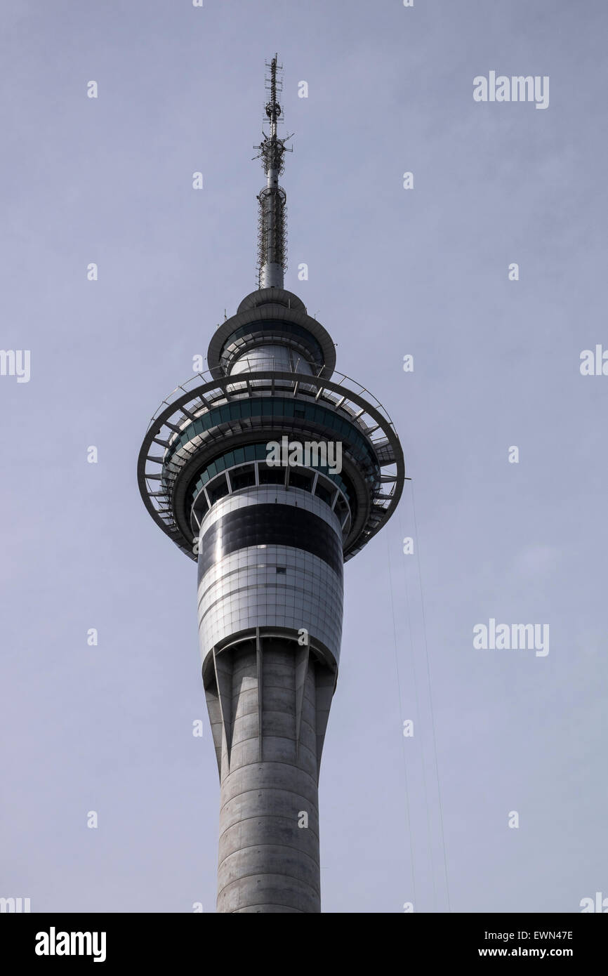 Top von Aucklands Skytower mit Kommunikation Antennen und exponierten Gehweg, Neuseeland. Stockfoto
