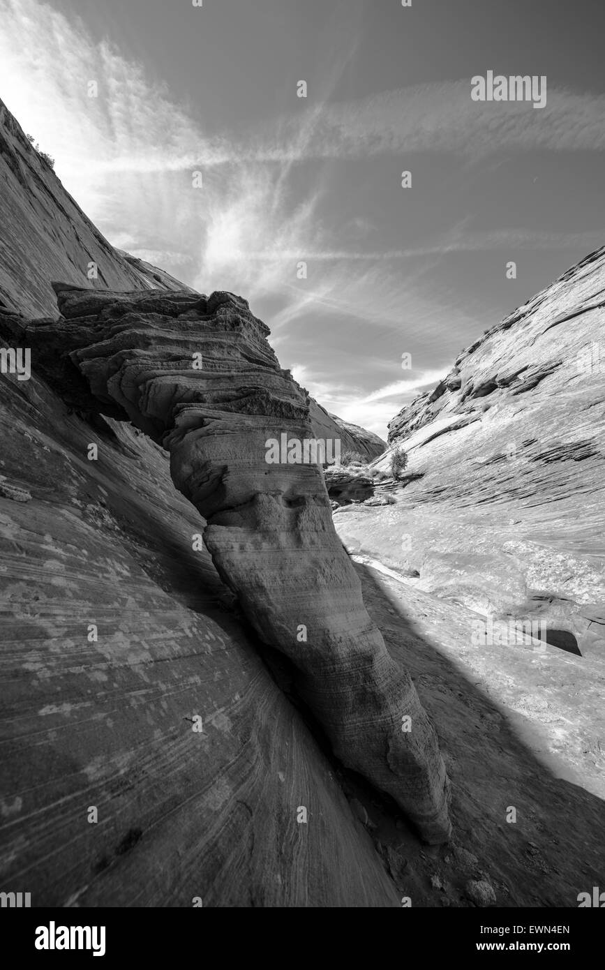 Abstrakt Sandstein Hintergrund Muster Slot Canyon - schwarz / weiß Fotografie vertikal Stockfoto