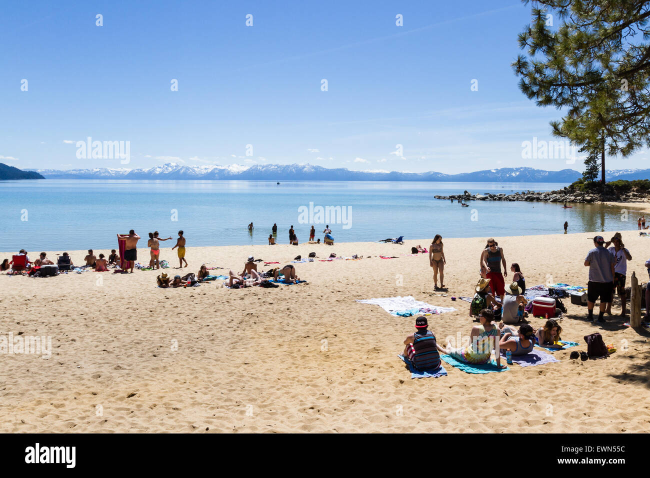 Lake Tahoe, Nevada - 28.April: Spring Break, College-Studenten genießen einen Tag am Strand, 28. April 2015 Lake Tahoe, Nevada. Stockfoto