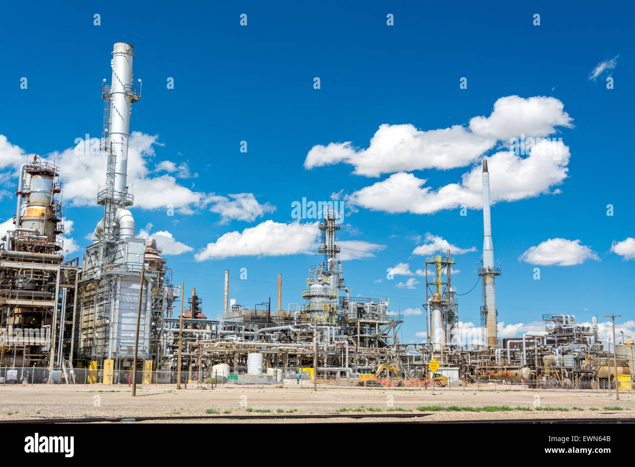 Wyoming Ölraffinerien und blauer Himmel Stockfoto