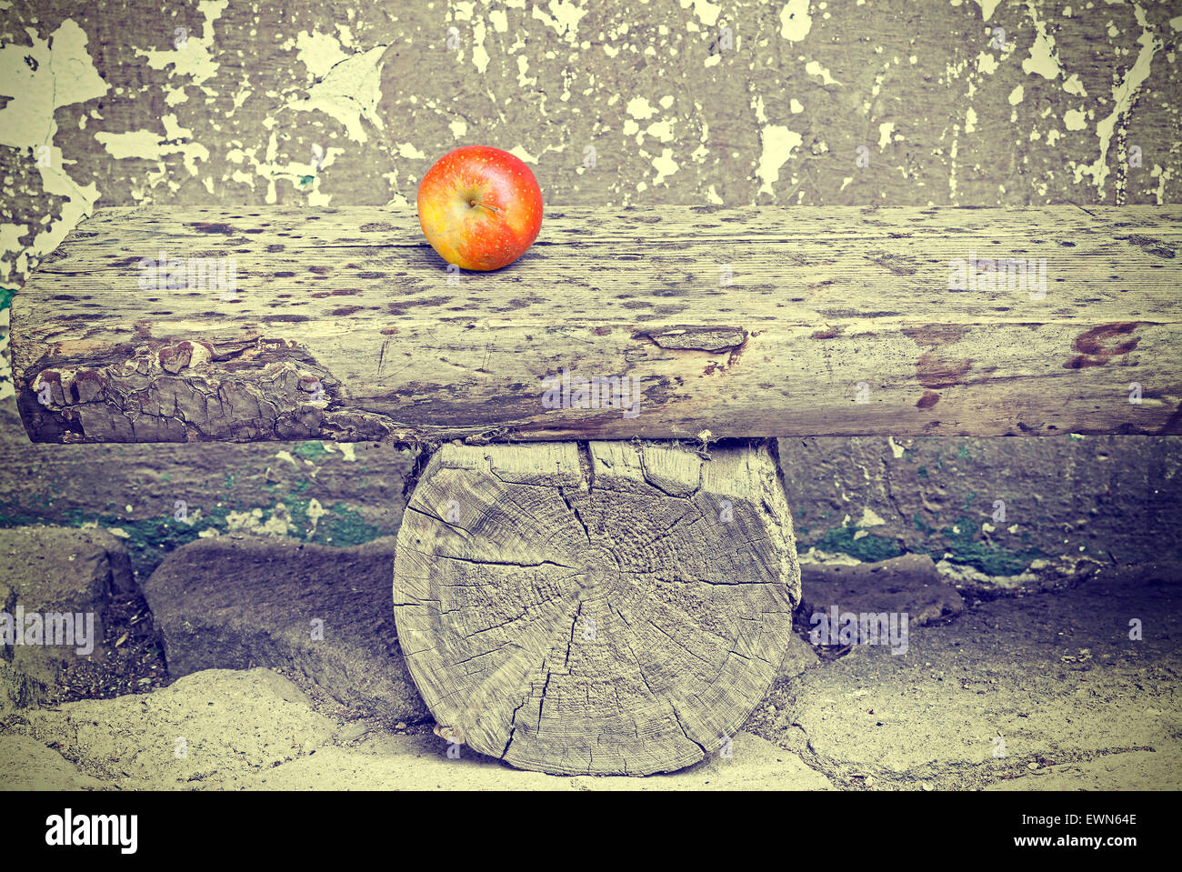 Reifer Apfel auf alten Holzbank, getönten Retro Zeit vergeht und Aging-Konzept. Stockfoto