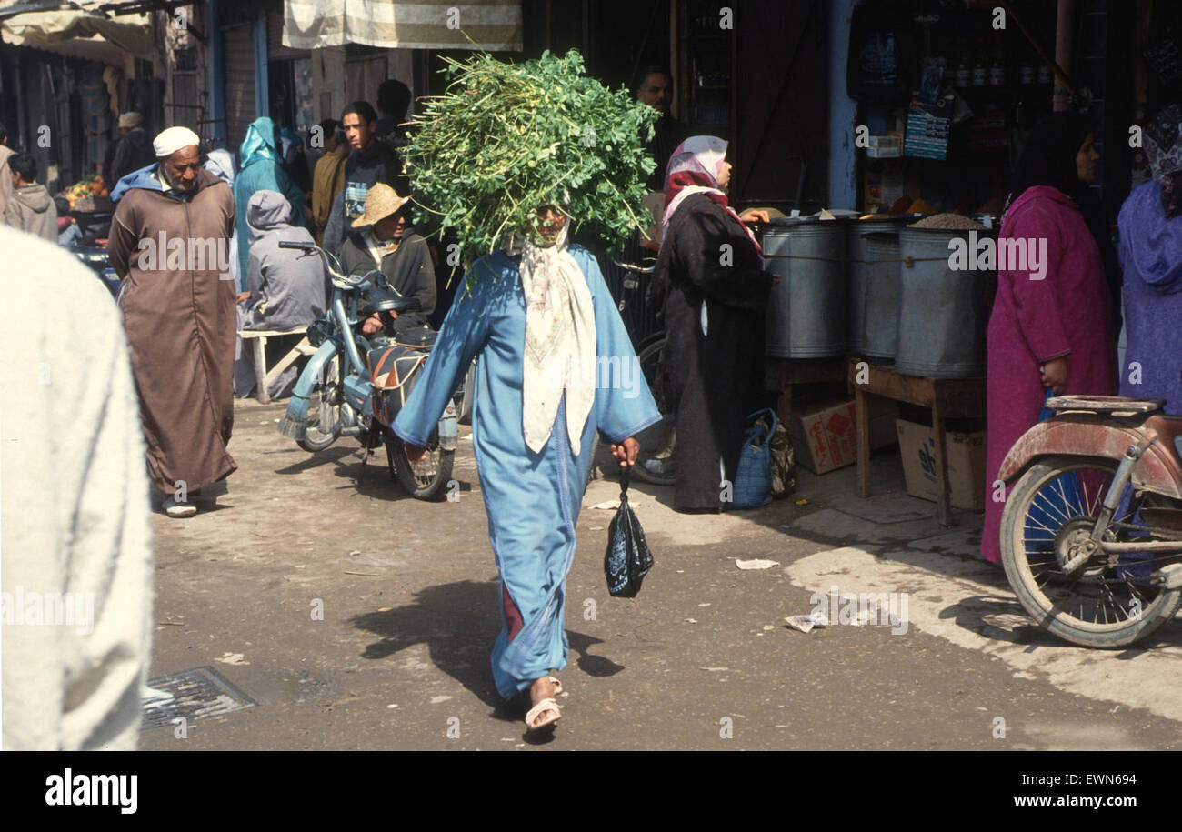 Marokko.  MARRAKESCH-MARKT EINE FRAU MIT GRÜNZEUG AUF DEM KOPF Stockfoto