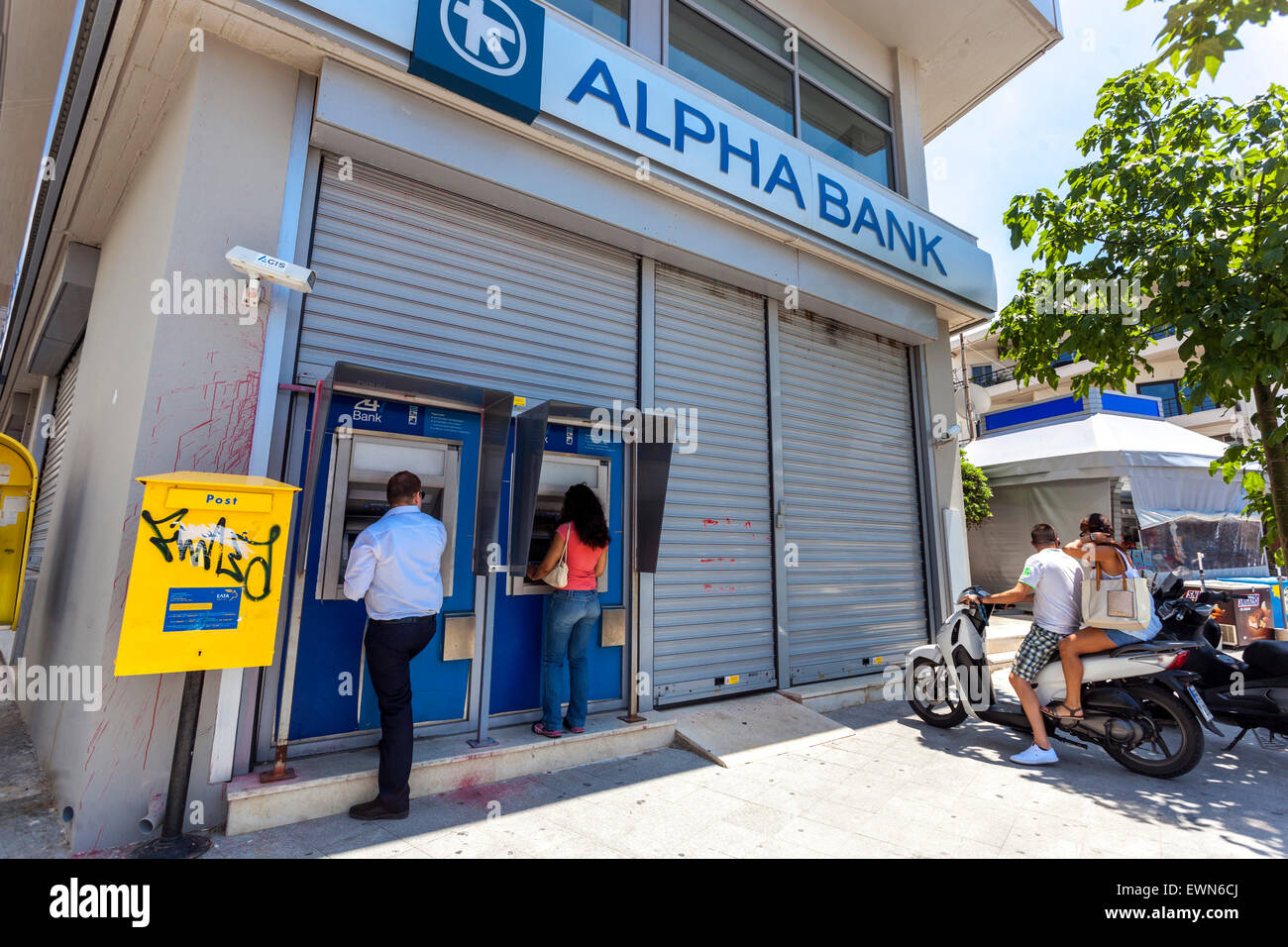 Kreta, Griechenland. Juni 2015. Die Leute heben Geld von Geldautomaten, Rethymno, Kreta, Griechenland Bank Stockfoto