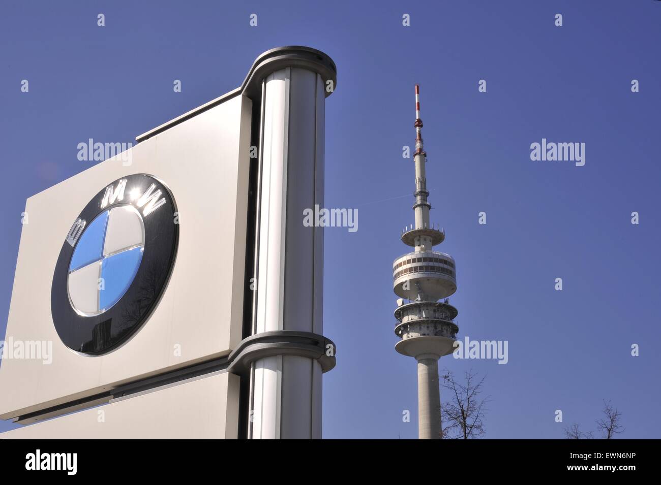 Deutschland, München, dem Olympiaturm und Wolkenkratzer Sitz des BMW-Werk Stockfoto