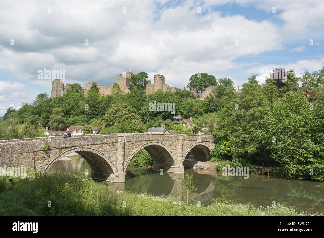 Dinham Brücke über den Fluss Teme in Ludlow, mit Ludlow Castle im Hintergrund Stockfoto