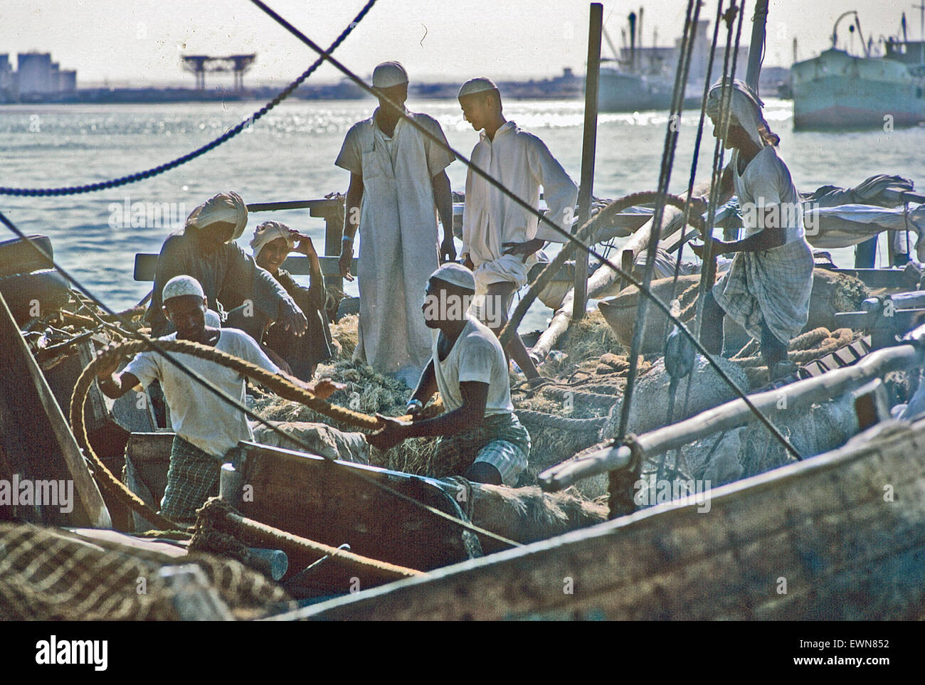 Dubai Waterfront mit Seeleuten in einem Dow 1970 Stockfoto