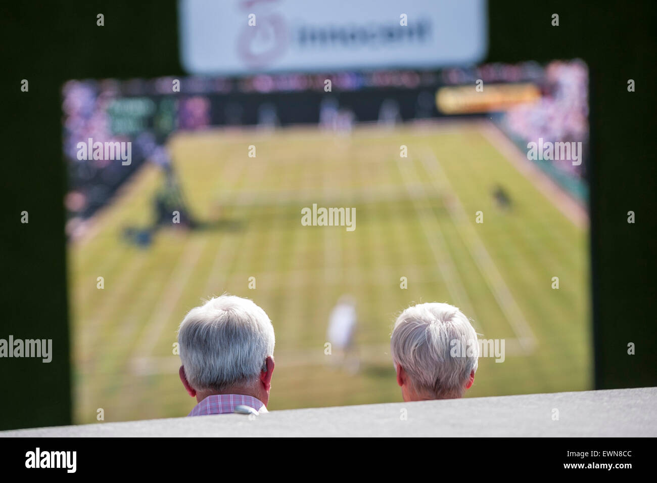 London, UK. 29. Juni 2015. Ein paar Uhr am ersten Tag von Wimbledon Tennis live kostenlos auf einem riesigen Monitor auf die Schaufel, vor dem Rathaus gezeigt. Bildnachweis: Stephen Chung / Alamy Live News Stockfoto