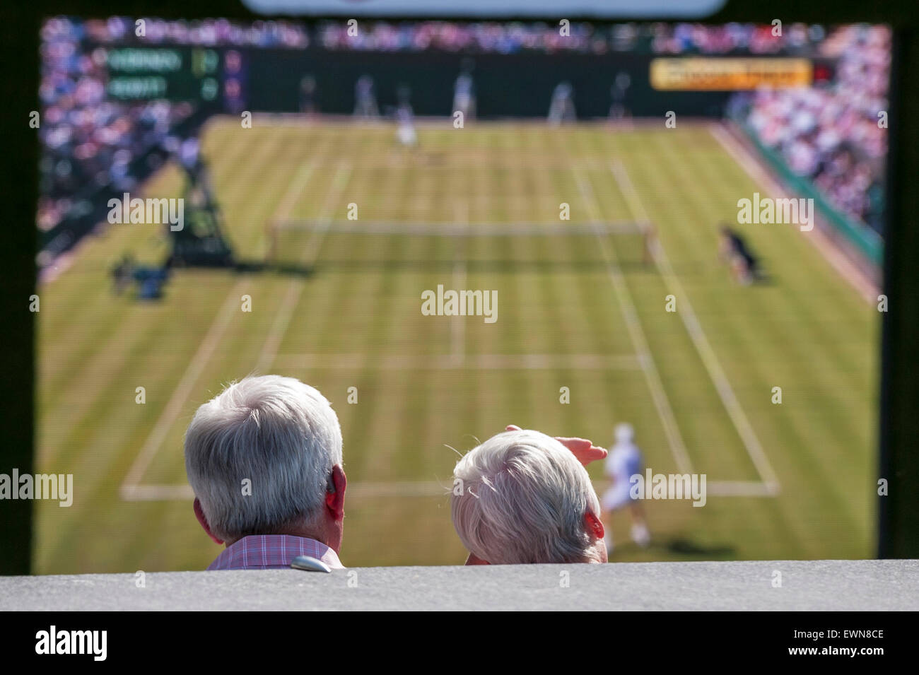 London, UK. 29. Juni 2015. Ein paar Uhr am ersten Tag von Wimbledon Tennis live kostenlos auf einem riesigen Monitor auf die Schaufel, vor dem Rathaus gezeigt. Bildnachweis: Stephen Chung / Alamy Live News Stockfoto