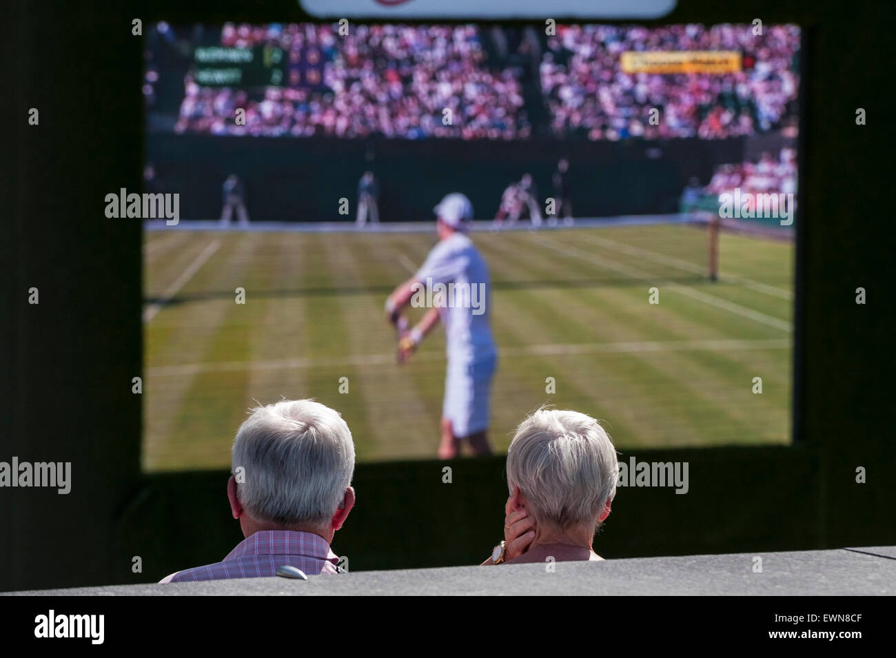 London, UK. 29. Juni 2015. Ein paar Uhr am ersten Tag von Wimbledon Tennis live kostenlos auf einem riesigen Monitor auf die Schaufel, vor dem Rathaus gezeigt. Bildnachweis: Stephen Chung / Alamy Live News Stockfoto
