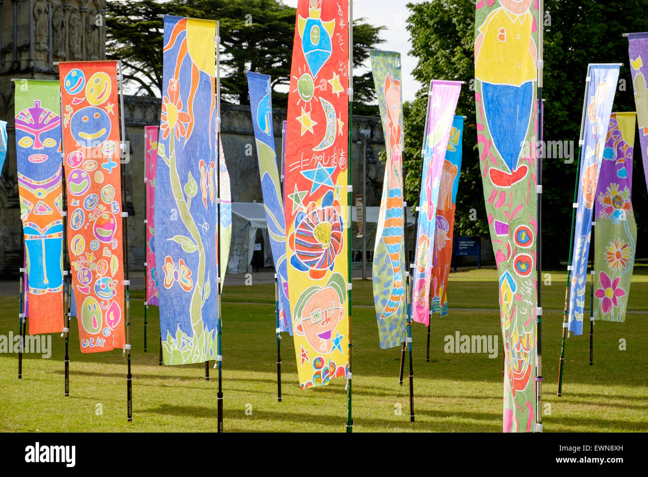 Farbenfrohe Batik Flagge Kunstinstallation in Salisbury Kathedrale Wiltshire UK Stockfoto