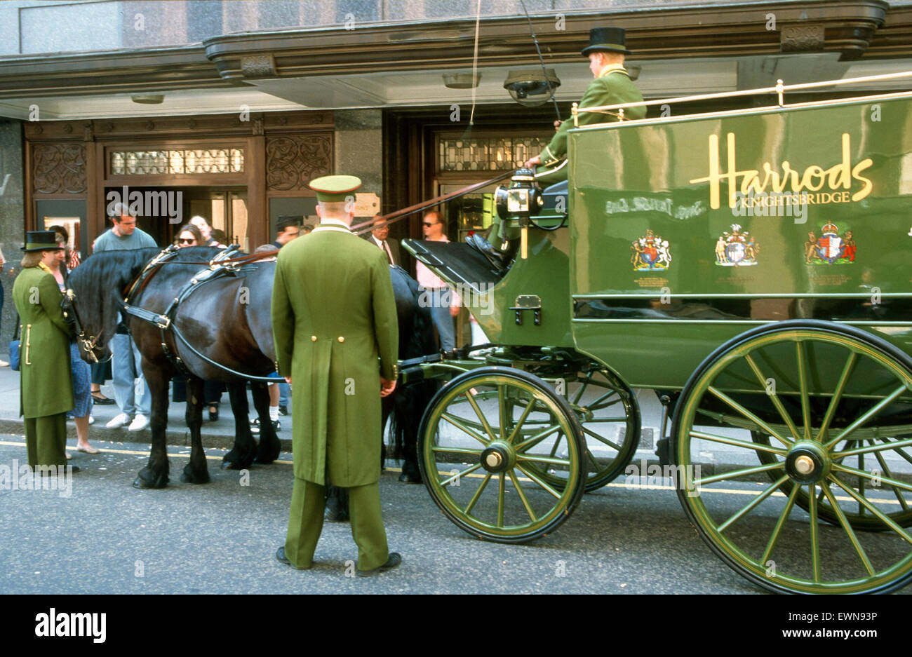 HARRODS LONDON, PFERDEKUTSCHE LIEFERWAGEN Stockfoto