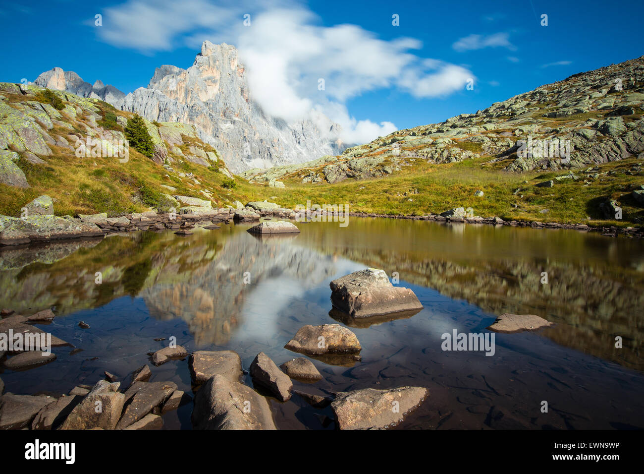 Blick auf den Berg Cimon della Pala, Die Gruppe Pale di San Martino. Alpensee. Die Trentiner Bergwelt. Italienische Alpen. Europa. Stockfoto