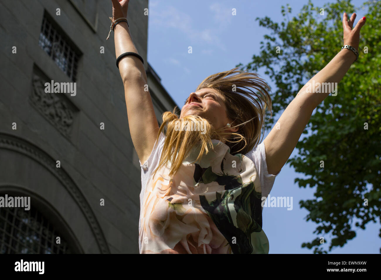 Junge blonde Mädchen leben in der Stadt an einem sonnigen Tag zu genießen Stockfoto