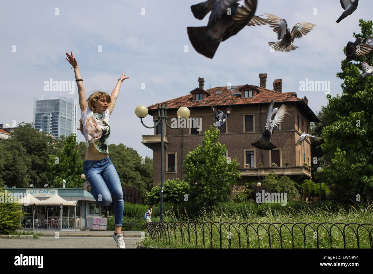 Glückliche Schülerin feiert das Ende der Highschool Stockfoto