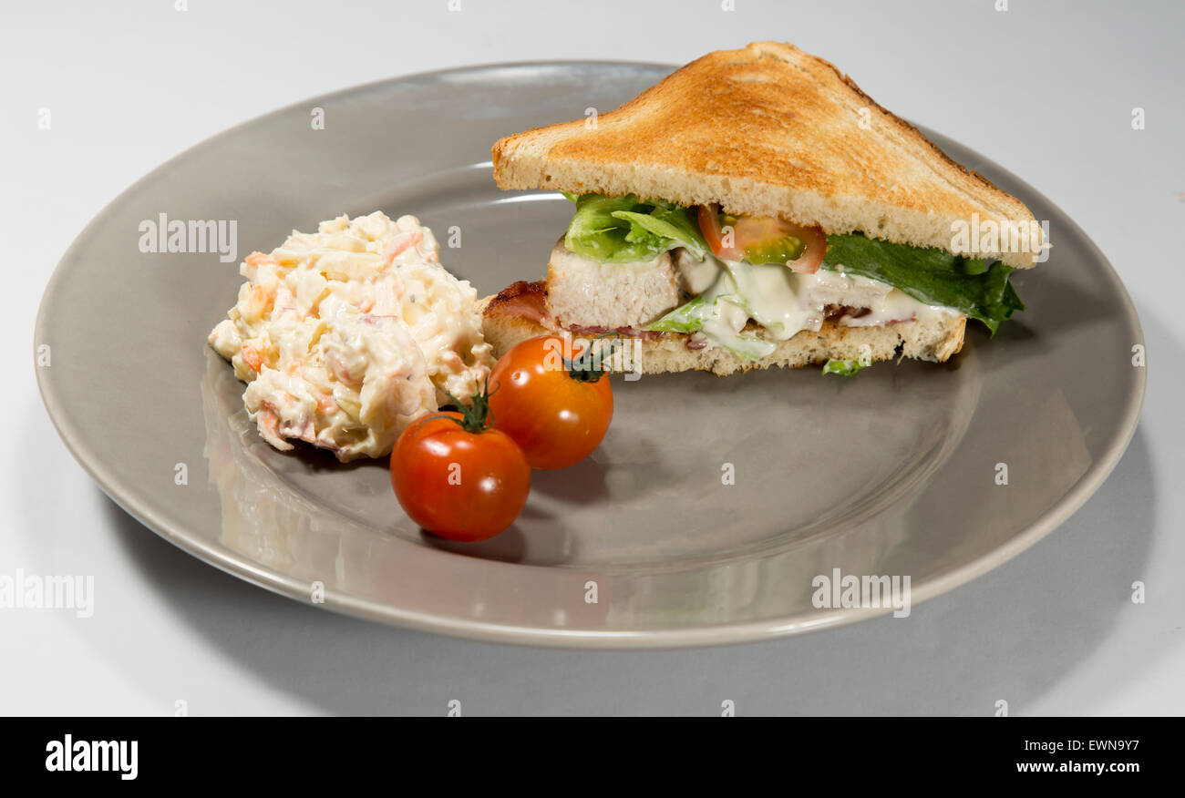 Club-Sandwich auf Teller mit Krautsalat Stockfoto