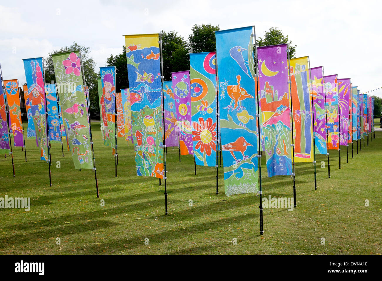 Farbenfrohe Batik Flagge Kunstinstallation in Salisbury Kathedrale Wiltshire UK Stockfoto