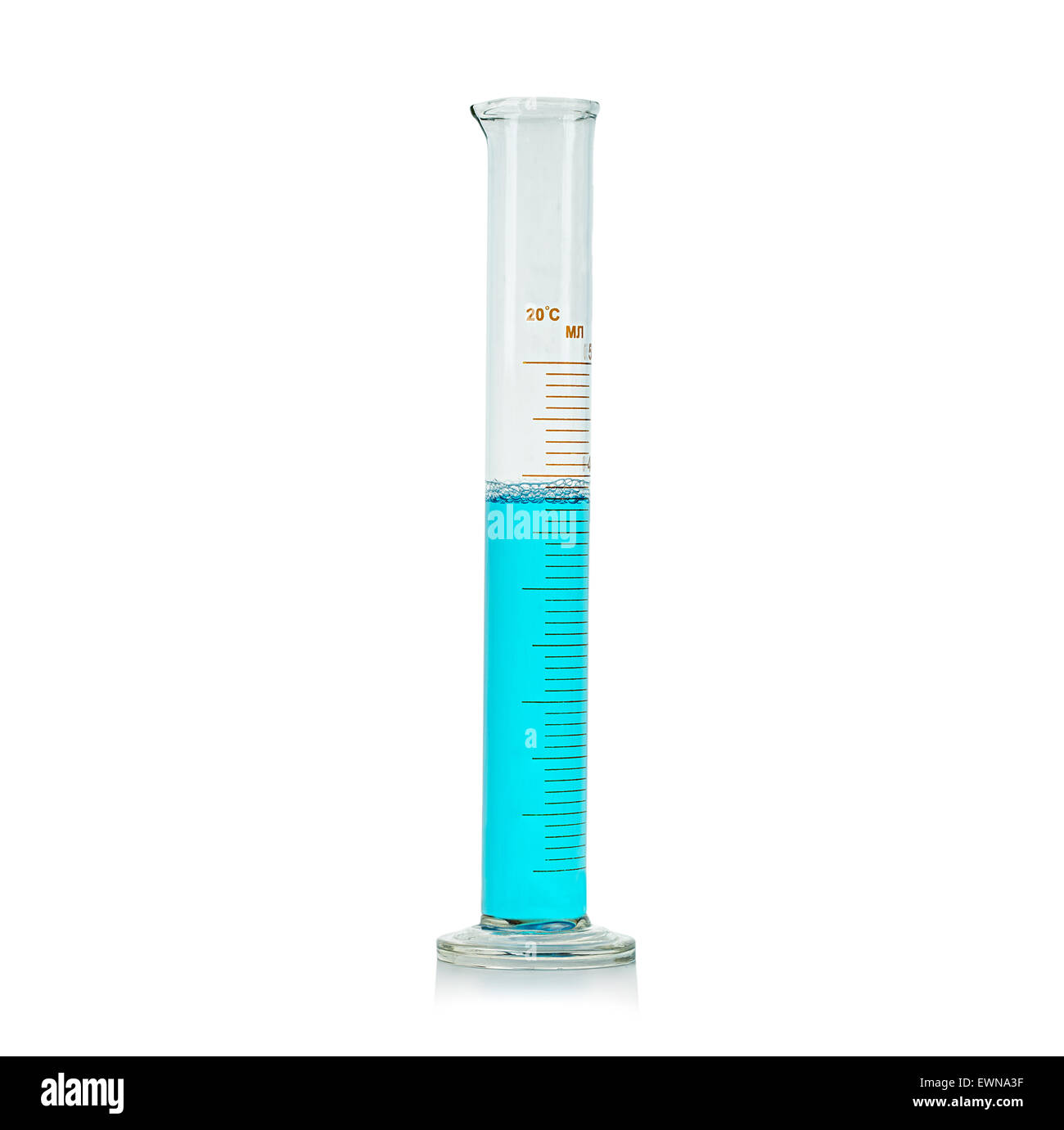 Reagenzglas mit blauer Flüssigkeit isoliert auf weißem Hintergrund Stockfoto