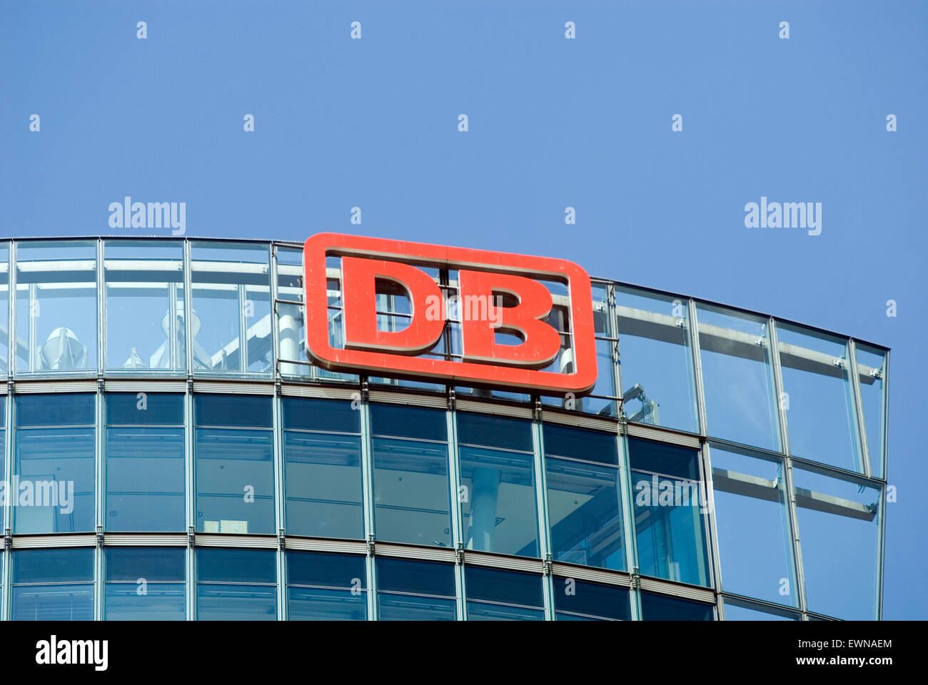 DB-Tower am Potsdamer Platz, Detail der Fassade mit Logo der Deutschen Bahn die Deutsche Bahn Berlin Deutschland Europa Stockfoto