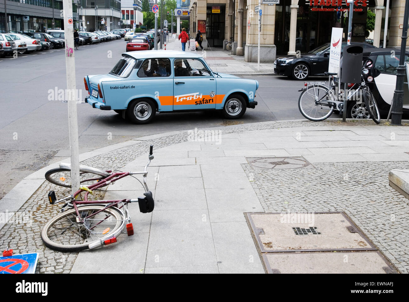 Inzwischen mit gebrochenen Fahrrad- und Trabant in Berlin Deutschland  Europa Stockfotografie - Alamy