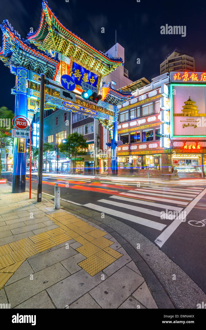 Datenverkehr durchläuft die Chinatown Tor in Yokohama, Japan. Stockfoto