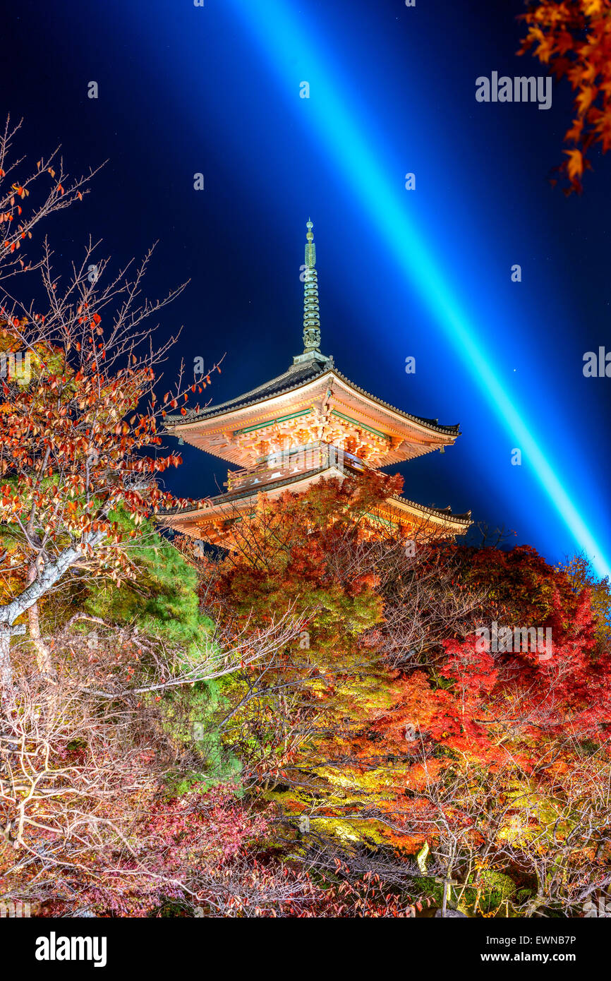 Kyoto, Japan in der Pagode des Kiyomizu-Dera-Schrein in der Nacht. Stockfoto