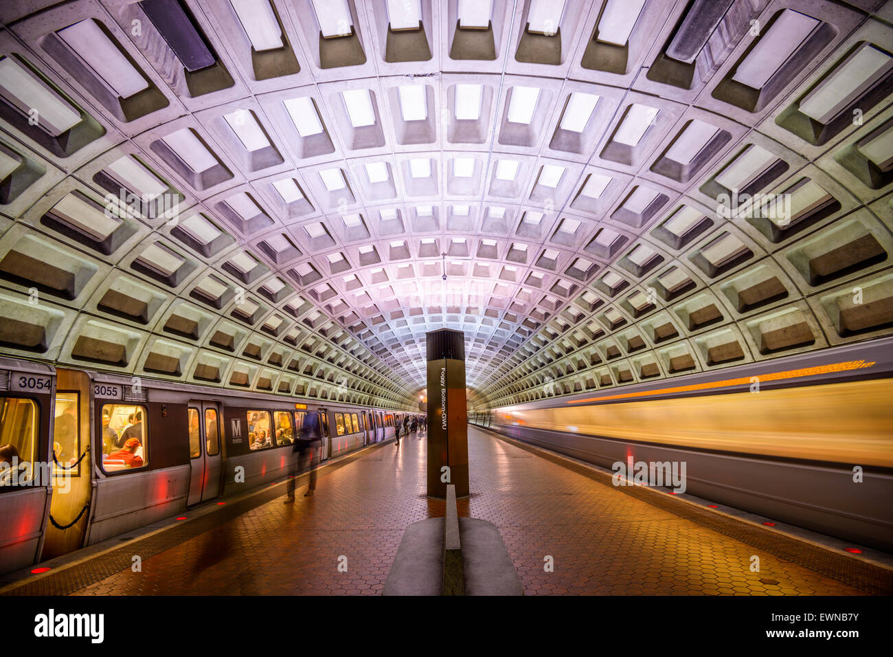 Züge und Fahrgäste in einer u-Bahnstation in Washington DC, USA. Stockfoto