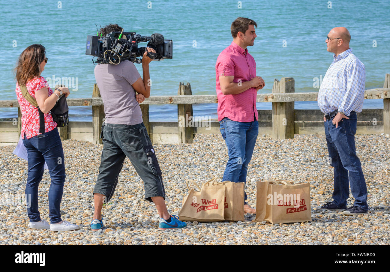 Gregg Wallace und Chris Bavin Dreharbeiten für das Essen gut für weniger TV-Show an einem Strand in Littlehampton, West Sussex, England, UK. Stockfoto