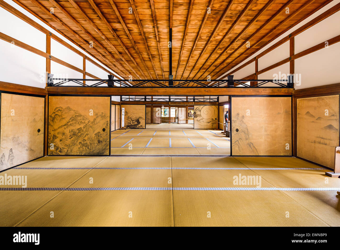 KYOTO, JAPAN - 9. April 2014: Das Innere der Kuri, das Hauptgebäude des Ryoanji-Tempels. Stockfoto