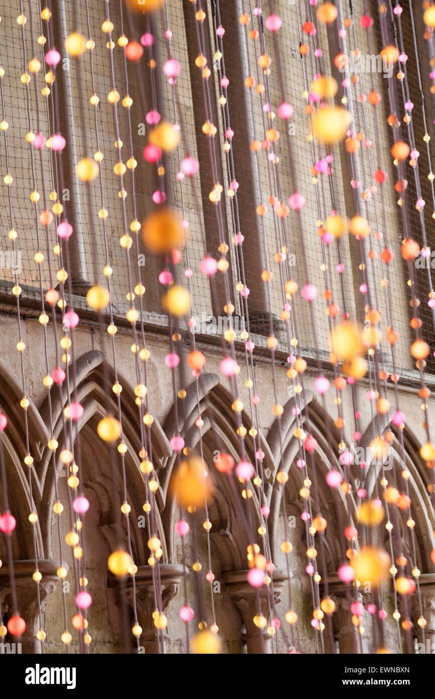 Aufklärung, gemacht in dem Nordportal der Kathedrale von Salisbury, etwa 6000 abgehängte Lichtpunkte, Salisbury, UK im Juni Stockfoto