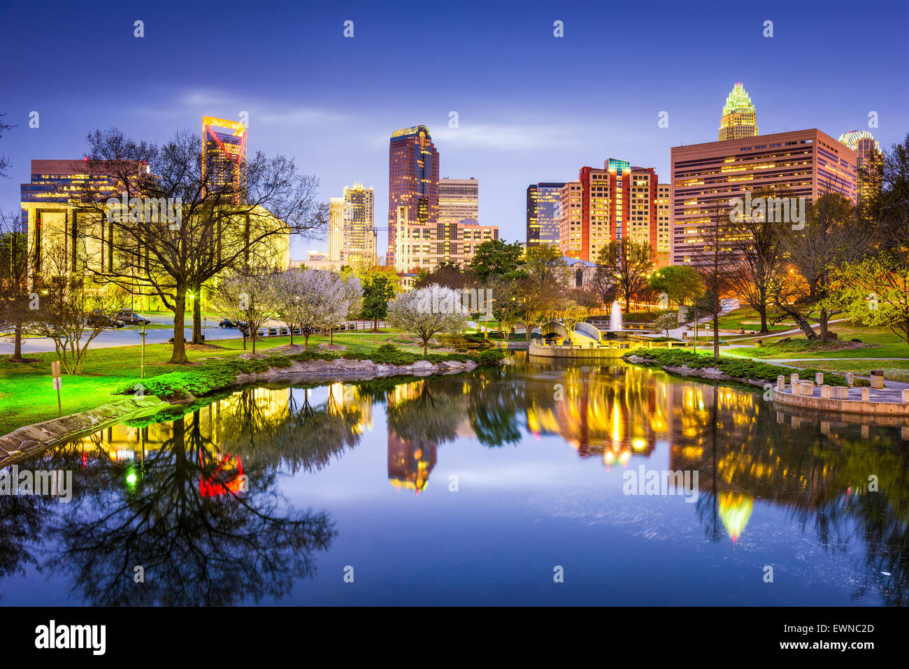 Uptown Skyline von Charlotte, North Carolina, USA bei Marshall Park. Stockfoto