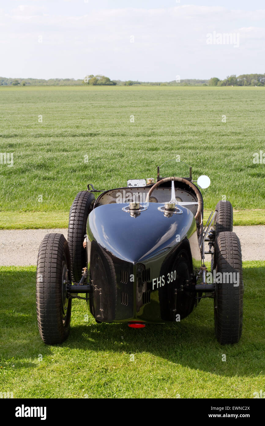 Rückansicht des Vintage oben offen, offen auf Rädern, boat Tail Bugatti Rennwagen in einem Rasen-Auto Stockfoto