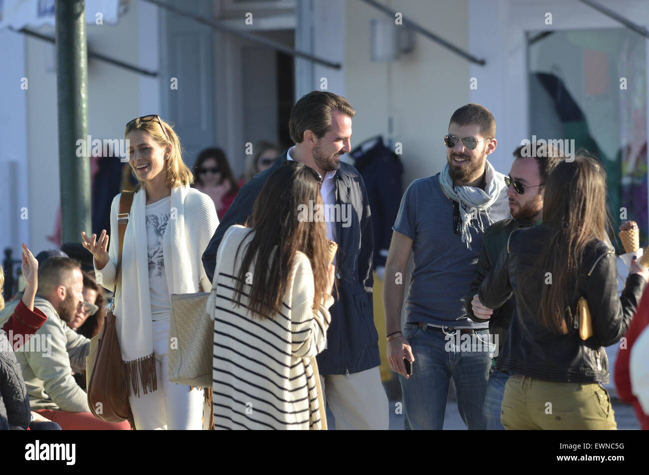 Prinz Nikolaos von Griechenland und Dänemark und seine Frau Prinzessin Tatiana Blatnik genießen Sie einen Urlaub auf der griechischen Insel Spetses mit: Prinz Nikolaos, Prinzessin Tatiana Where: Insel Spetses, Griechenland bei: 10. April 2015 Stockfoto