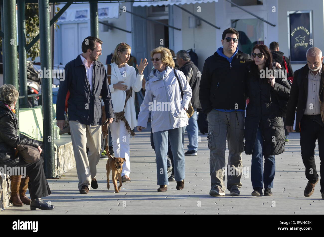 Prinz Nikolaos von Griechenland und Dänemark und seine Frau Prinzessin Tatiana Blatnik genießen Sie einen Urlaub auf der griechischen Insel Spetses mit: Prinz Nikolaos, Prinzessin Tatiana Where: Insel Spetses, Griechenland bei: 10. April 2015 Stockfoto