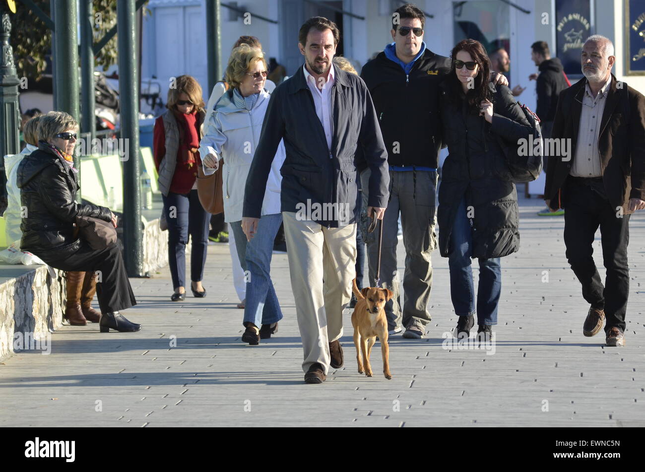 Prinz Nikolaos von Griechenland und Dänemark und seine Frau Prinzessin Tatiana Blatnik genießen Sie einen Urlaub auf der griechischen Insel Spetses mit: Prinz Nikolaos, Prinzessin Tatiana Where: Insel Spetses, Griechenland bei: 10. April 2015 Stockfoto