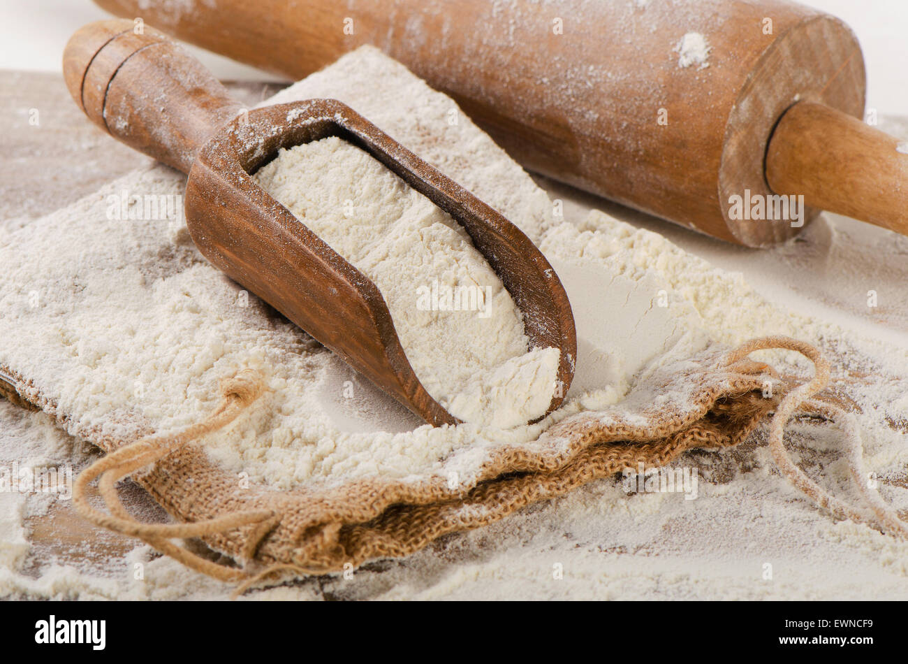 Weißes Mehl in hölzerne Schaufel. Selektiven Fokus Stockfoto