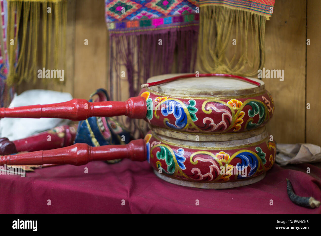 Schlagzeug, Souvenir-Shop, Yathra, Bumthang, Bhutan Stockfoto