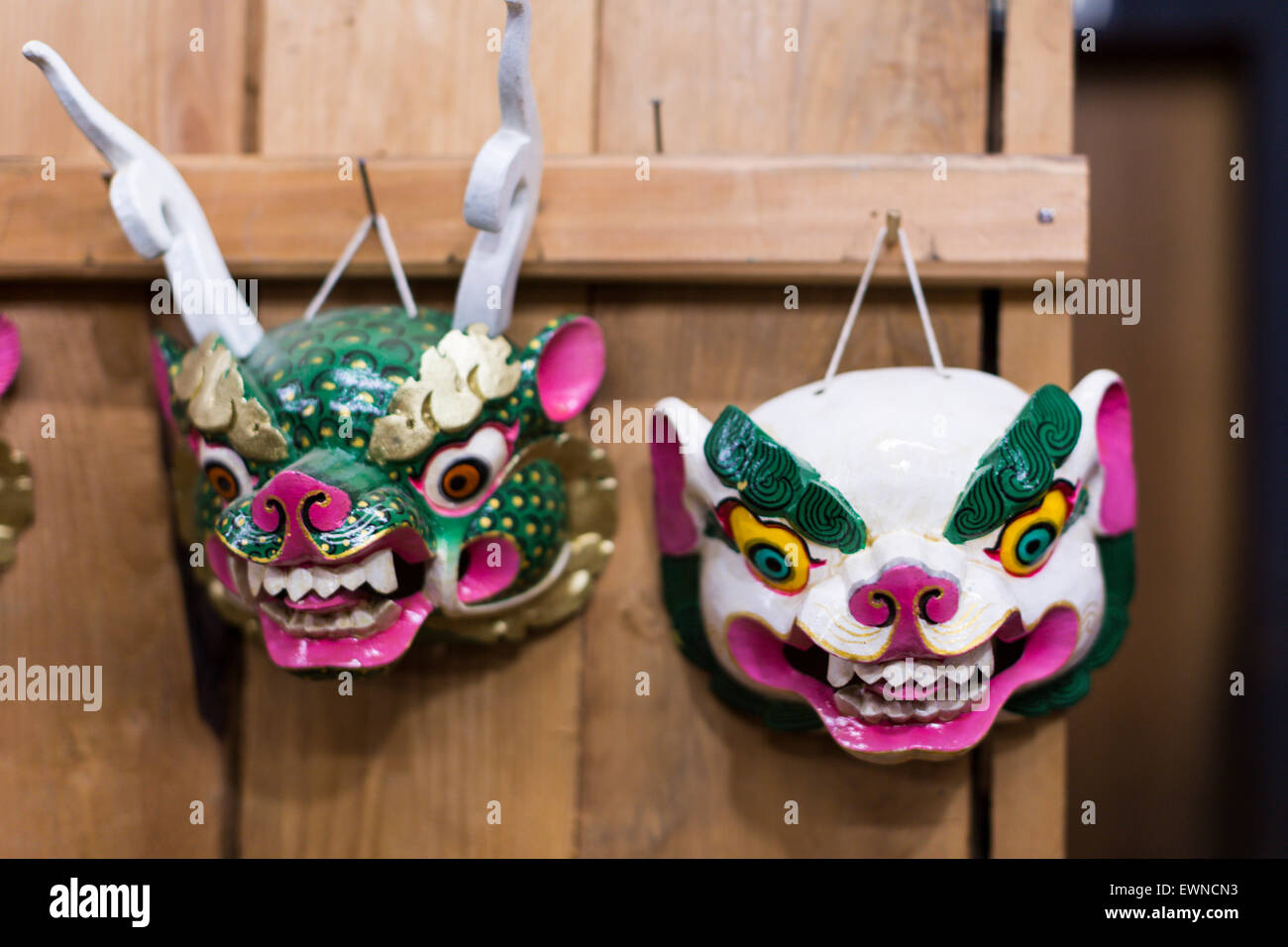 Masken im Souvenir-Shop, Yathra, Bumthang, Bhutan Stockfoto