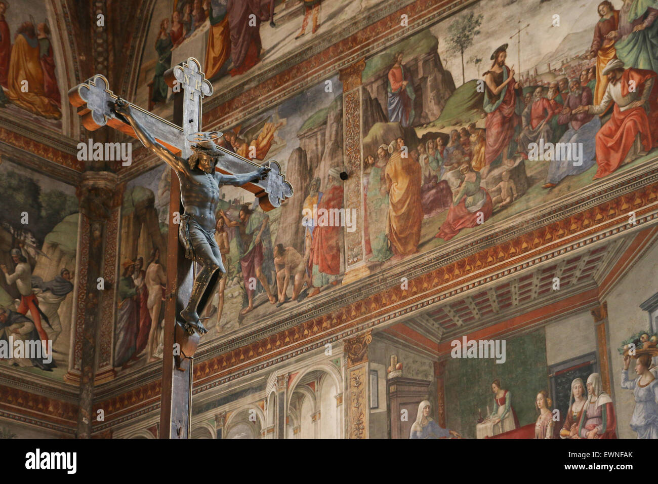 Bronzenes Kruzifix auf dem Hauptaltar der Basilika Santa Maria Novella in Florenz, Italien. Stockfoto