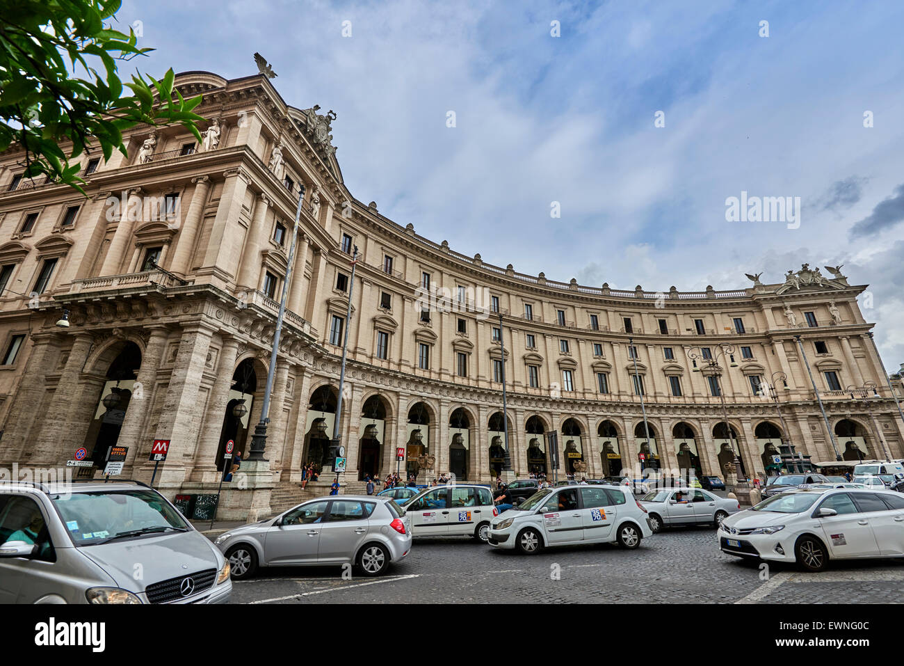 Piazza della Repubblica ist eine halbkreisförmige Piazza in Rom, auf dem Gipfel des Hügels Viminal, neben dem Bahnhof Termini Stockfoto