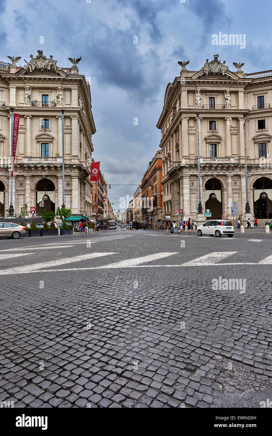 Piazza della Repubblica ist eine halbkreisförmige Piazza in Rom, auf dem Gipfel des Hügels Viminal, neben dem Bahnhof Termini Stockfoto