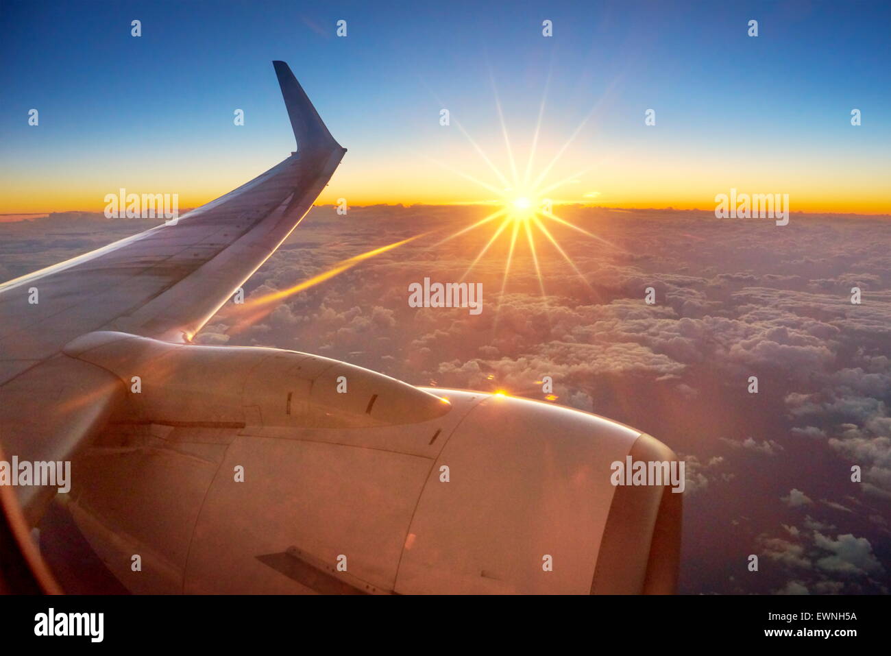 Sonnenuntergang Blick aus dem Flugzeug Fenster Stockfoto