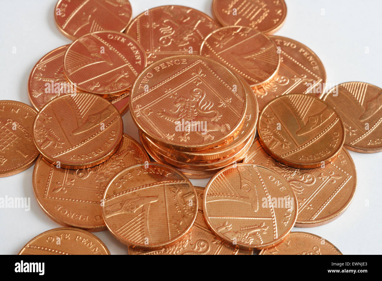 Haufen von neuen glänzenden britischen Bronze Münzen 2p und 1 p Stockfoto
