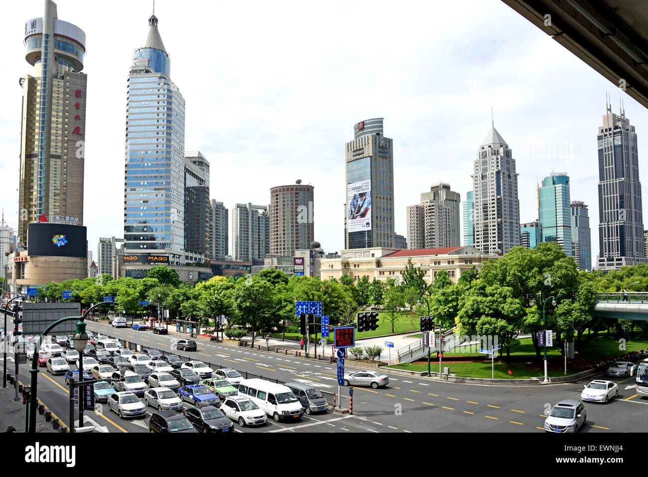 Verkehr Shanghai City People Square Nanjing Road Xizang Road Viertel Huangpu China chinesische Stockfoto