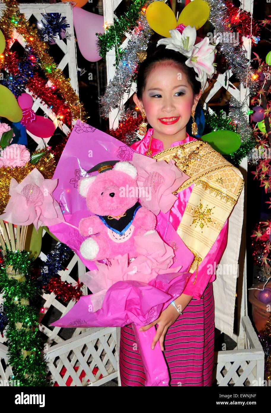 Chiang Mai, Thailand: Thai Mädchen hält einen rosa Teddybär backstage nach der Durchführung am Tha Phae Gate Stockfoto